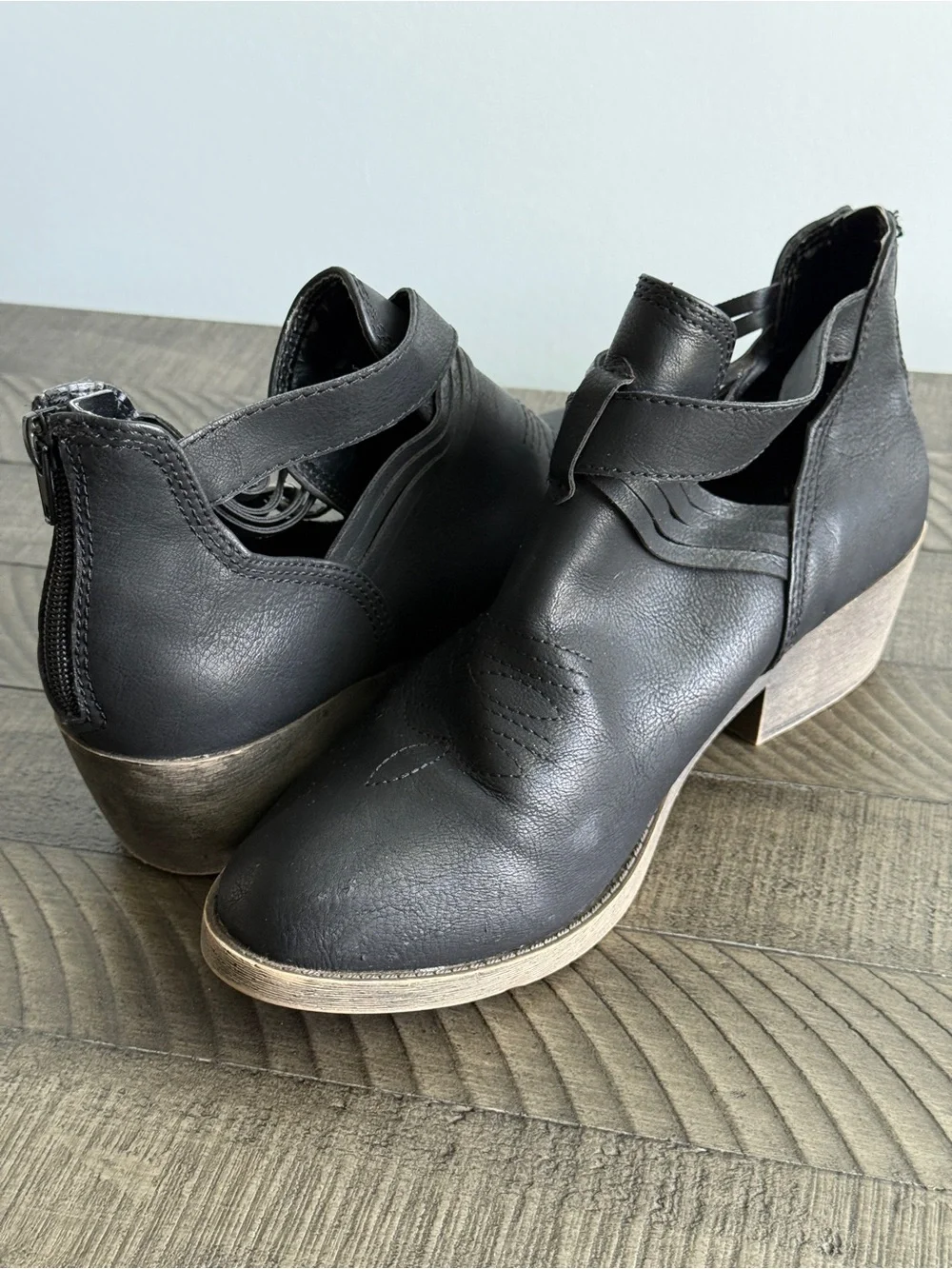 Jellypop Women's Black Cutout Buckle Ankle Boots Size 8.5